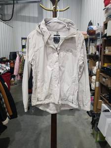 lot 1674 image: The North Face Womens Resolve Rain Jacket - Size Medium