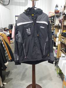 lot 1676 image: DeWalt Mens XL Insulated Work Jacket with Hood