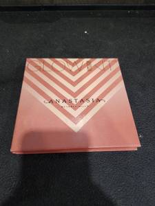 lot 1692 image: Anastasia Beverly Hills Sun Dipped Glow Kit Highlighter Palette
