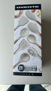 lot 205 image: Ovente 17-Piece Silicone Kitchen Utensils Set Cream