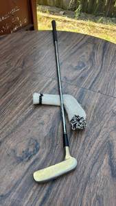 lot 607 image: Gold Series Blade Putter with Knit Headcover