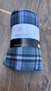 lot 641 image: Mainstays Fleece Throw Blanket 50x60 Blue Plaid