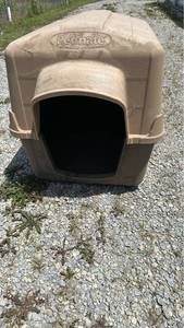 lot 650 image: Petmate Plastic Outdoor Dog House