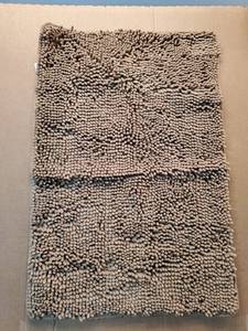 lot 46558 image: Chenille Shaggy Bath Mat - Retail $12