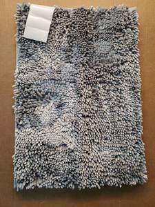 lot 46562 image: Chenille Bath Mat in Gray - Retail $12