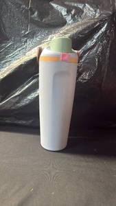 lot 4235 image: Owala 30oz FreeSip water bottle  - Retail $25