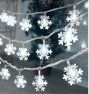 lot 2084 image: Christmas Lights, 20 Ft 40 LED Snowflake String Lights Battery Operated Waterproof Fairy Lights for Bedroom Patio Room Garden Party Home Xmas Decor Indoor Outdoor Christmas Tree Decorations Cool White - Retail $9