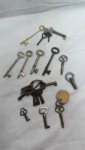 lot 11 image: Collection of Assorted Old Skeleton and Barrel Keys