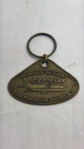 lot 40 image: Boeing 737-400 Premiere Commemorative Brass Keychain 1988