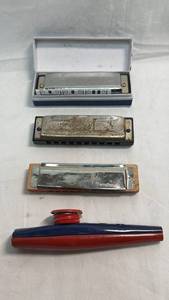 lot 49 image: Hohner Bluesband Harmonica Set with Kazoo