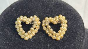 lot 122 image: Gold-Tone Faux Pearl Heart-Shaped Brooch Pin Set