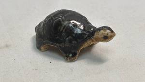 lot 130 image: Small Glazed Ceramic Turtle Figurine