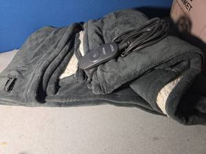 lot 565 image: Heated Blanket Electric Throw, Heating Blanket with 4 Heat Levels Soft Sherpa Blanket,Gifts for Grandma Mom Seniors, Misty Grey - Retail $0