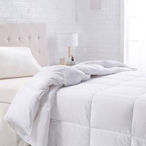 lot 21412 image: Amazon Basics White Down Alternative Comforter and Duvet Insert with Corner Tabs, Machine Washable, FullQueen, All-Season