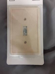 lot 363 image: Sand Color Single Toggle Light Switch Wall Plate Cover - Retail $8