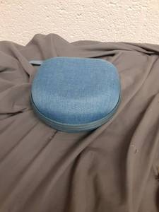lot 489 image: Hard Case Headphone Carrying Case - Retail $0