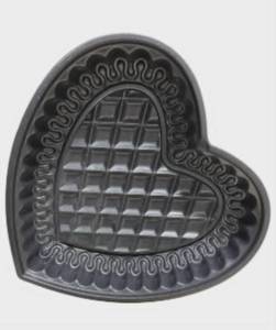 lot 1303 image: Nordic Ware Heart-Shaped Bundt Cake Pan