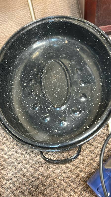 lot 749 image: Speckled Enamelware Roasting Pan with Lid