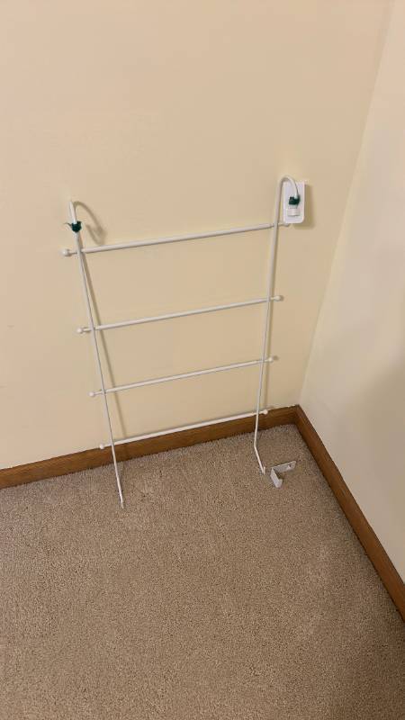 lot 833 image: White Metal Over Door Towel Rack
