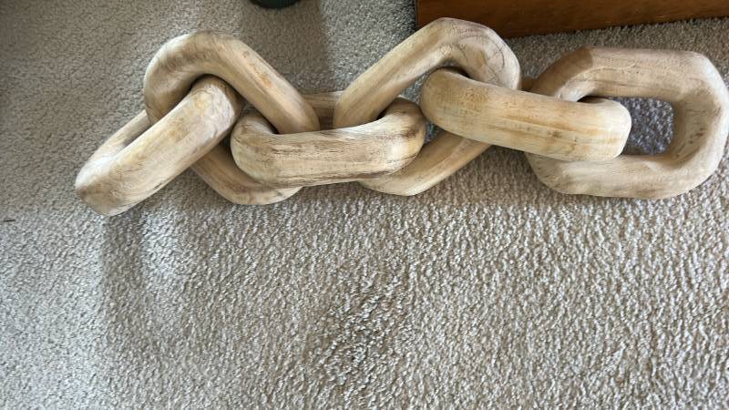 lot 850 image: Wooden Chain Link Decorative Sculpture