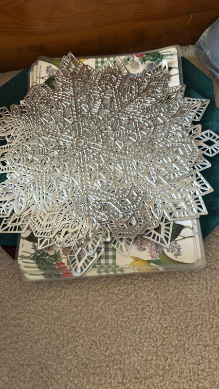 lot 854 image: Handmade Lace Doily and Embroidered Linens Bundle