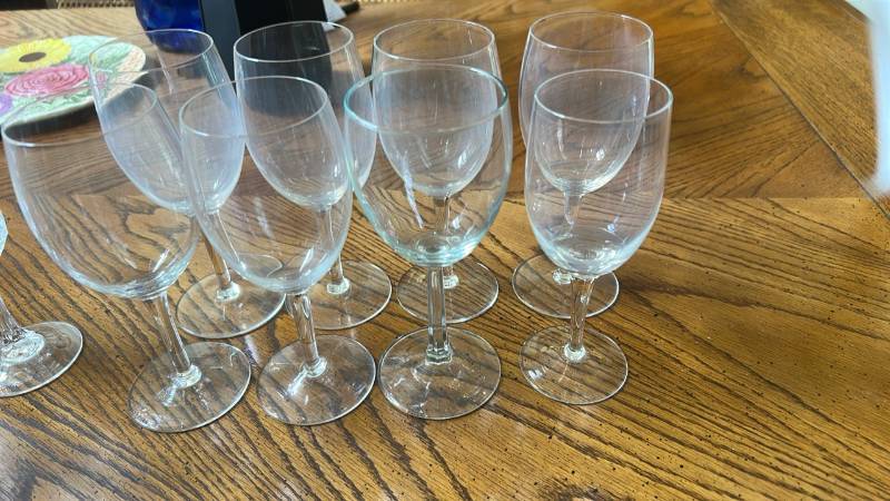 lot 860 image: Mixed Clear Glass Wine Glasses Set of 8
