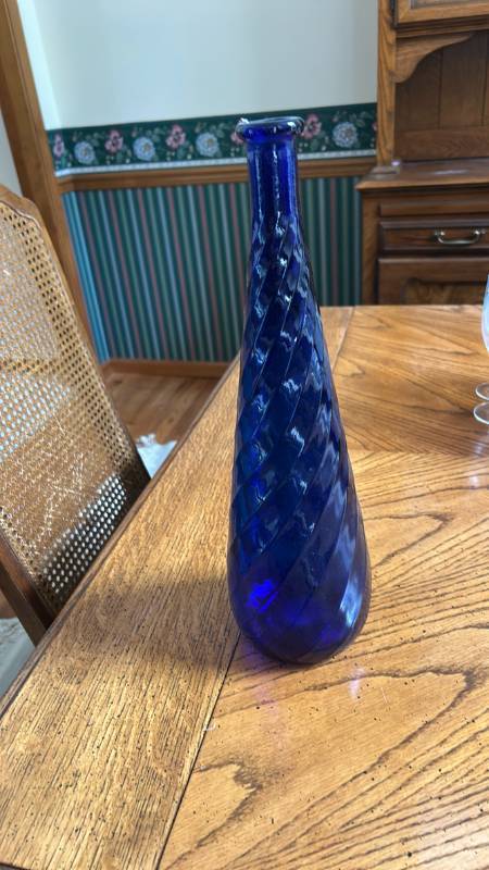 lot 862 image: Cobalt Blue Glass Decorative Vase with Textured Pattern