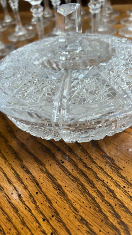 lot 866 image: Cut Crystal Glass Serving Dish with Handle