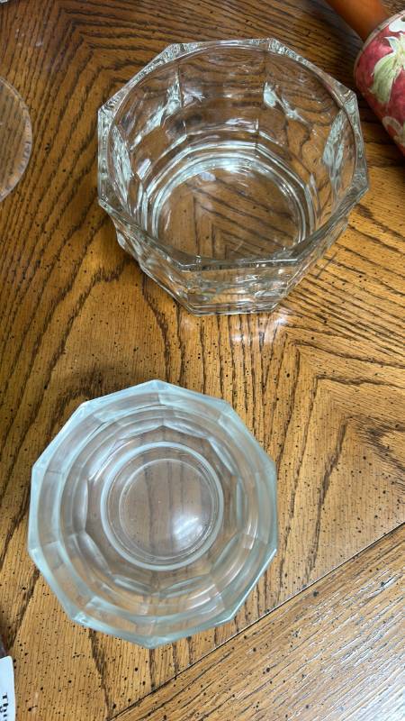 lot 872 image: Clear Glass Octagonal Serving Bowls Set