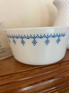 lot 238 image: Pyrex Snowflake Garland Mixing Bowl #474