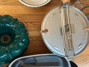 lot 250 image: Whirley-Pop Stovetop Popcorn Popper with Teal Bundt Pan and Bakeware Set