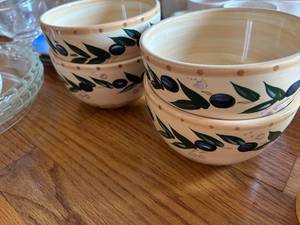 lot 255 image: Ceramic Olive Branch Bowls Set of 4