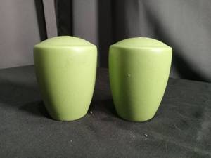 lot 5524 image: Green Ceramic Salt and Pepper Shaker Set