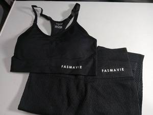 lot 5554 image: FASMAVIE Black Seamless Sports Bra and Leggings Set