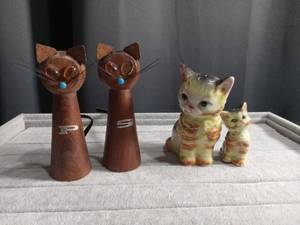 lot 5286 image: Mid-Century Modern Cat and Ceramic Cat Salt and Pepper Shakers