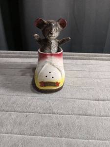 lot 5287 image: Ceramic Mouse in Shoe Salt Pepper Shaker Set