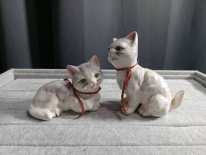 lot 5288 image: White Ceramic Cats salt and pepper shakers with Red Ribbons