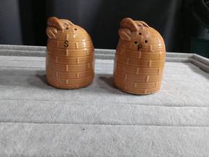 lot 5293 image: Ceramic Beehive Salt and Pepper Shakers Set