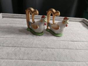 lot 5294 image: Ceramic Rooster salt and pepper with Gold cat Handles