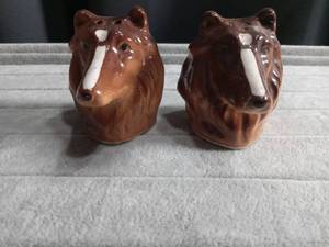 lot 5502 image: Ceramic Border Collie Head Salt and Pepper Shakers Set