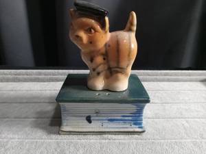lot 5506 image: Ceramic Cat on book base Salt and Pepper Shaker