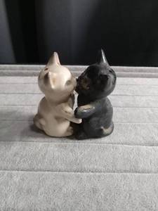 lot 5512 image: Ceramic Cat Figurine Set Salt and Pepper Shakers