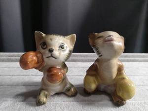 lot 5513 image: Small Ceramic Boxing Cats Salt & Pepper Shakers
