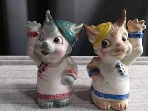 lot 5514 image: Ceramic Cat Salt and Pepper Shakers Set