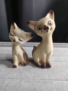 lot 5516 image: Mid-Century Ceramic Siamese Cat Shakers Set