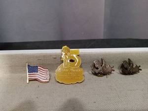 lot 50352 image: Collectible Lapel Pin Set - Precious Moments 5 Year Member, American Flag & Angel Pins