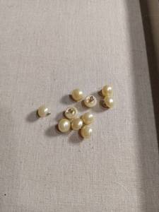 lot 50356 image: Cream Pearl Shank Buttons Set
