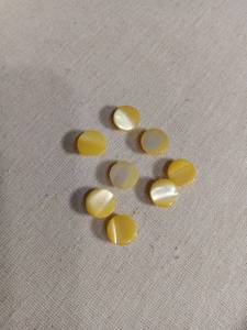 lot 50357 image: Yellow Mother of Pearl Shell Buttons Set