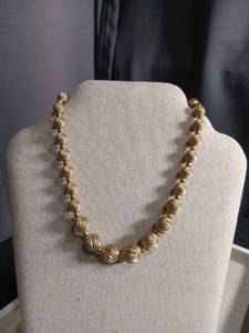 lot 50361 image: Gold Tone Ribbed Bead Graduated Necklace