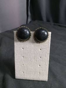 lot 50372 image: Bkack Cabochon Clip-On Earrings